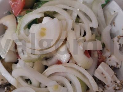 Šviežių daržovių salotos su feta sūriu, alyvuogėmis ir raudonėliu Žingsnis 6