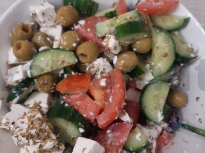 Šviežių daržovių salotos su feta sūriu, alyvuogėmis ir raudonėliu pagrindine nuotrauka