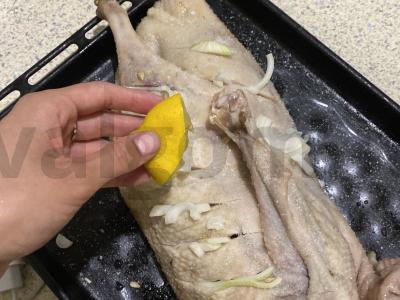 Keptas sūrus žąsis orkaitėje Žingsnis 2