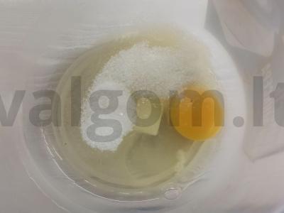 Biskvitiniai keksiukai su raudonosiomis serbentėmis Žingsnis 1