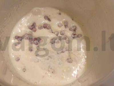 Biskvitiniai keksiukai su raudonosiomis serbentėmis Žingsnis 3