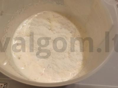 Biskvitiniai keksiukai su raudonosiomis serbentėmis Žingsnis 4