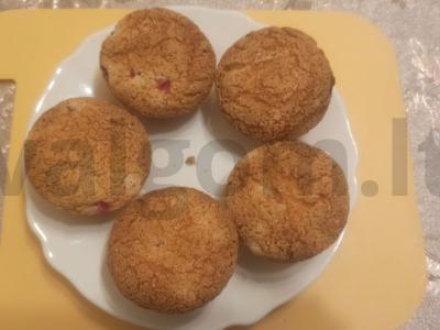 Biskvitiniai keksiukai su raudonosiomis serbentėmis pagrindine nuotrauka