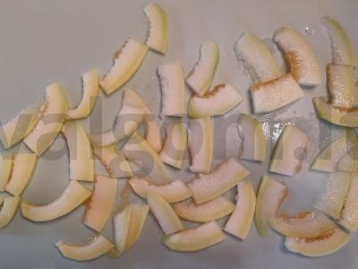 Salotos su saliami, melionu ir pomidorais Žingsnis 1