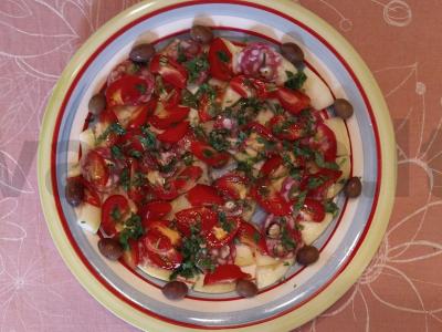 Salotos su saliami, melionu ir pomidorais pagrindine nuotrauka