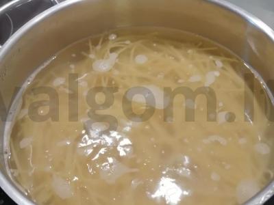 Spagečiai su bekonu ir grietinėlės padažu Žingsnis 1