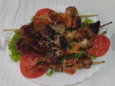 Šašlykai ant iešmelių iš krevečių, vištienos ir kiaulienos su džiovintomis abrikosais pagrindine nuotrauka