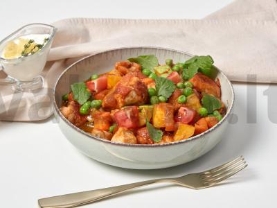 Daržovių troškinys su vištienos krūtinėle pagrindine nuotrauka