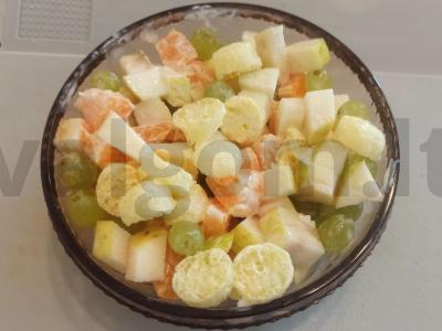 Vaisių salotos su kukurūzų lazdelėmis pagrindine nuotrauka