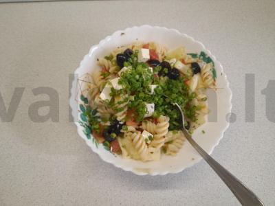 Italų salotas su fuzili ir fetos sūriu pagrindine nuotrauka