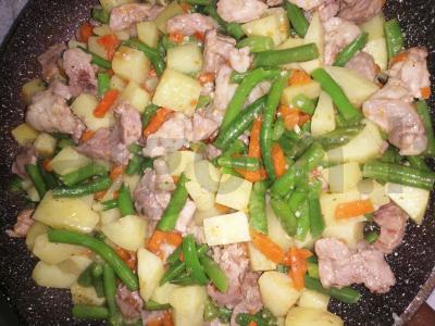 Kepta kiauliena su bulvėmis ir pupelėmis Žingsnis 12