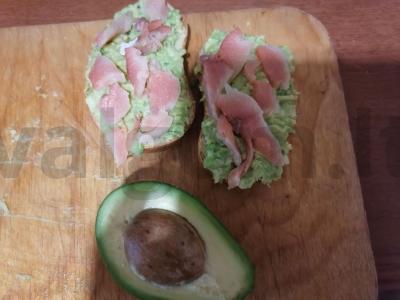 Avokado ir raudonos žuvies brusketė pagrindine nuotrauka