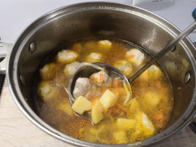 Naminių makaronų sriuba su vištienos kukuliais pagrindine nuotrauka