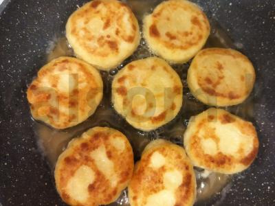 Auksiniai varškėčiai su abrikosu Žingsnis 3