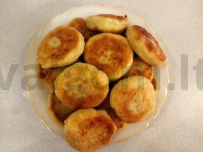 Auksiniai varškėčiai su abrikosu pagrindine nuotrauka