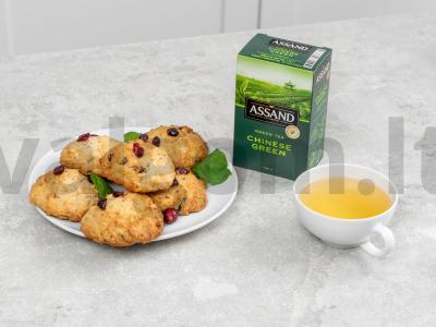 Kepiniai su anakardžiais, šokoladu ir spanguolėmis pagrindine nuotrauka