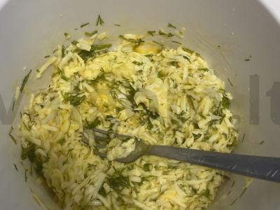 Sluoksniuotas pyragas su suluguni ir žolelėmis Žingsnis 2