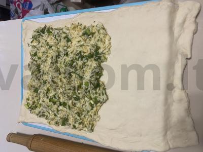 Sluoksniuotas pyragas su suluguni ir žolelėmis Žingsnis 3