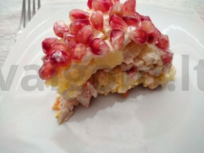 Naujametinis, šventinis salotas su granatu ir vištiena pagrindine nuotrauka