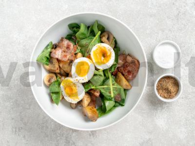 Šiltas salotas su špinatais, bekonu, grybais ir kiaušiniu Žingsnis 5