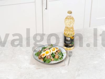 Šiltas salotas su špinatais, bekonu, grybais ir kiaušiniu pagrindine nuotrauka