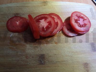 Salotas „Caprese“ su baziliku ir itališkais prieskoniais Žingsnis 1