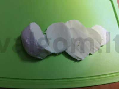 Salotas „Caprese“ su baziliku ir itališkais prieskoniais Žingsnis 2