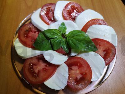 Salotas „Caprese“ su baziliku ir itališkais prieskoniais Žingsnis 3