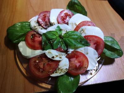 Salotas „Caprese“ su baziliku ir itališkais prieskoniais Žingsnis 6