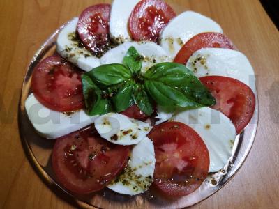 Salotas „Caprese“ su baziliku ir itališkais prieskoniais pagrindine nuotrauka