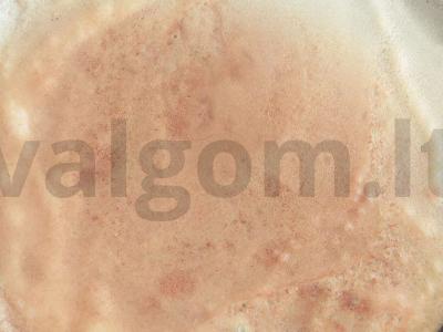 Kaimiški blynai su rūgščiu pienu ir verdančiu vandeniu Žingsnis 1