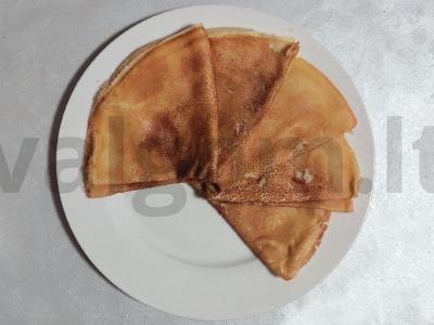 Kaimiški blynai su rūgščiu pienu ir verdančiu vandeniu pagrindine nuotrauka