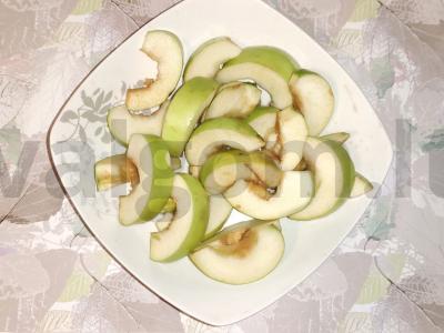 Obuolių skiltelės, keptos su cinamonu ir medumi Žingsnis 2