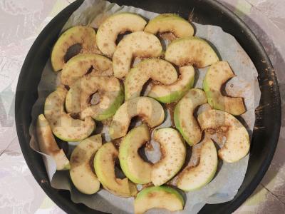 Obuolių skiltelės, keptos su cinamonu ir medumi Žingsnis 3