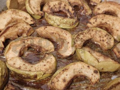 Obuolių skiltelės, keptos su cinamonu ir medumi pagrindine nuotrauka
