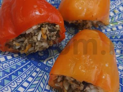 Įdaryti pipirai su kalendra ir baziliku pagrindine nuotrauka