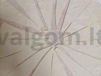 Kibinai su uogiene iš sluoksniuoto tešlos Žingsnis 1