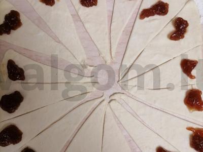 Kibinai su uogiene iš sluoksniuoto tešlos Žingsnis 2