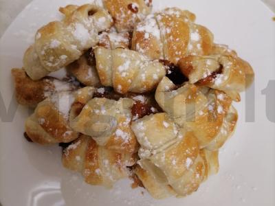 Kibinai su uogiene iš sluoksniuoto tešlos pagrindine nuotrauka