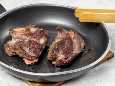 Jautienos antrikotas raudoname vyne Žingsnis 1