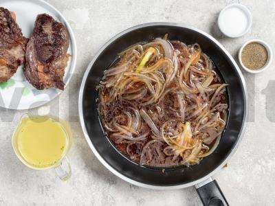 Jautienos antrikotas raudoname vyne Žingsnis 2