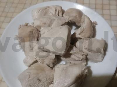 Šventinis salotas su vištiena, džiovintais abrikosais ir vynuogėmis Žingsnis 1