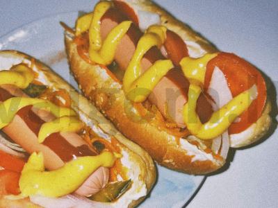 Namų hot-dog su korėjietiška morkų salotomis pagrindine nuotrauka