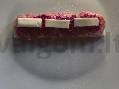 Užkandžių sumuštinis su saliami ir burokėliais Žingsnis 5