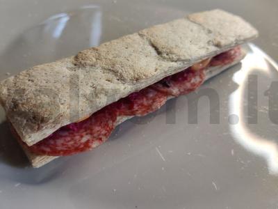 Užkandžių sumuštinis su saliami ir burokėliais pagrindine nuotrauka