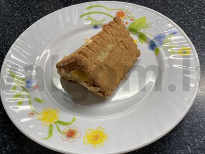 Saldumynai iš sausainių ir persikų pagrindine nuotrauka