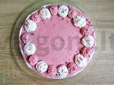 Kokosų tortas su spanguolių kremu pagrindine nuotrauka