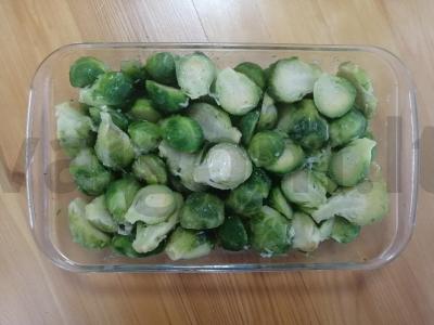 Kepta Briuselio kopūstai su granatais Žingsnis 1