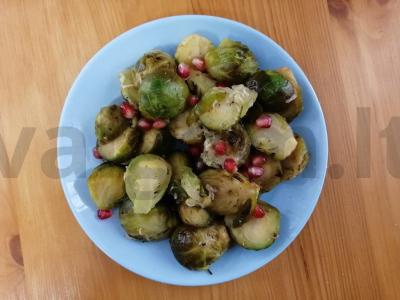 Kepta Briuselio kopūstai su granatais pagrindine nuotrauka