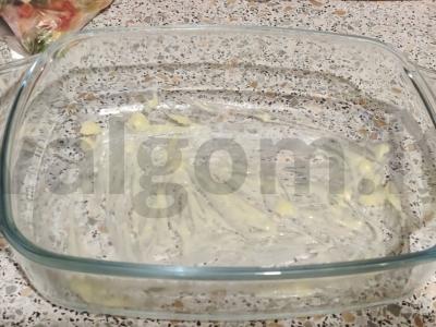 Dešrelės su daržovėmis ir bulvėmis po sūriu Žingsnis 1